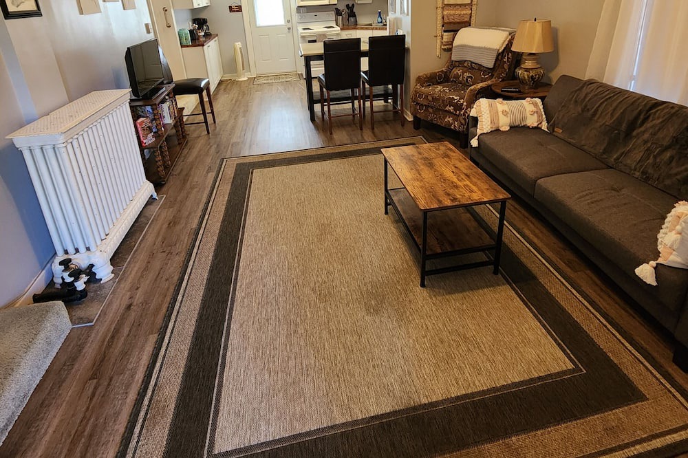Winterset Apartment | Cozy apartment in charming small town Winterset, walking distance to square