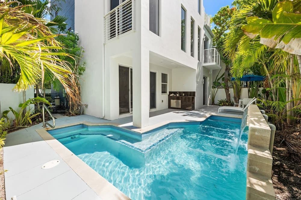 Downtown Fort Lauderdale Villa | Modern Home w/ Roof Deck & Pool