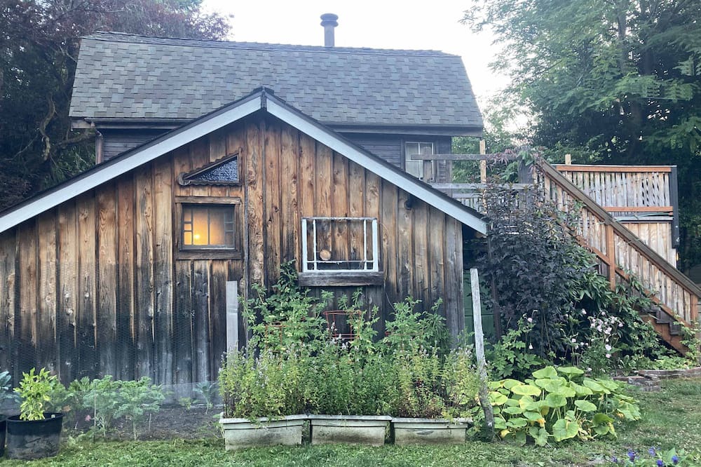 Ravenna Cottage | Willow Creek Cabin Secluded Guesthouse, Wooded lot
