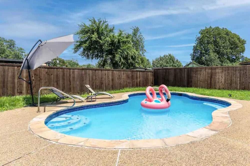 Mesquite House | The pool home in Dallas