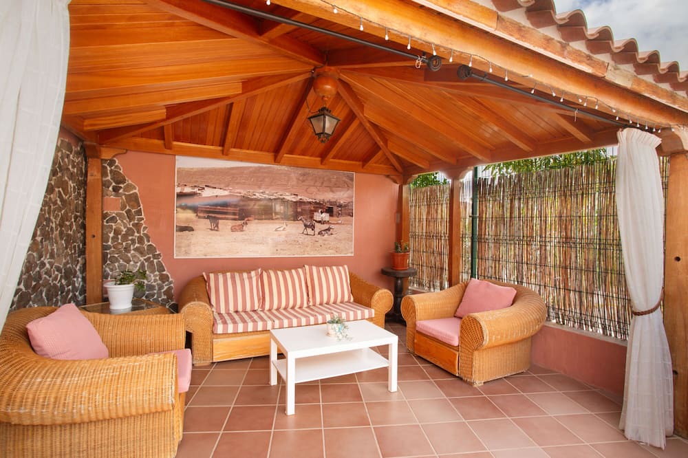 Aguimes Apartment | Vacation Apartment 'Villa Paulito El Roque' with Mountain View, Private Pool and Wi-Fi