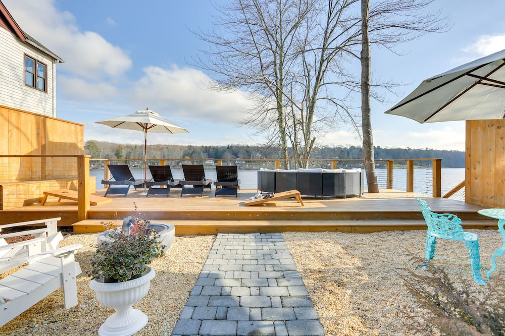 Lake Huntington House | Waterfront Catskills Home w/ Hot Tub & Fireplace