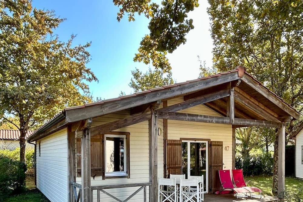 Parentis-en-Born House | Chalet 'Cabane Du Lac' with Shared Pool, Private Terrace and Wi-Fi