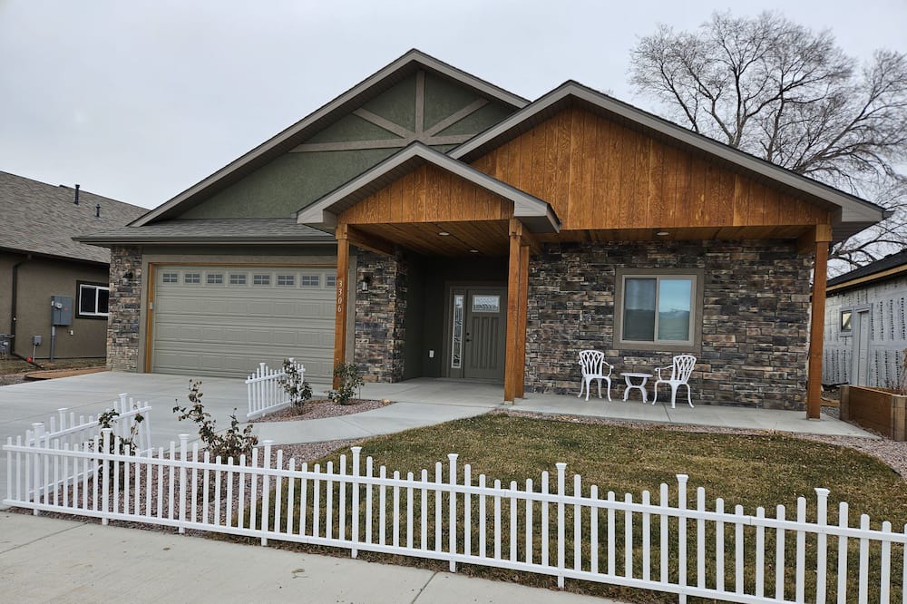 Montrose House | New, high-end home with mountain views. 5-10 mins from all amenities.