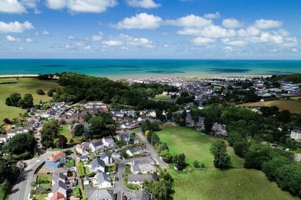 Aberaeron House | Beautifully Presented Bungalow in a peaceful location in Aberaeron, beach within easy reach