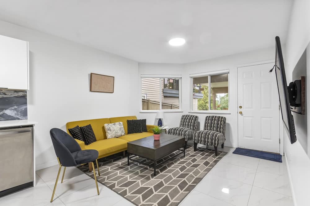 Guildford House | Pristine 3 Beds 2 Washroom Guest Suite in Surrey