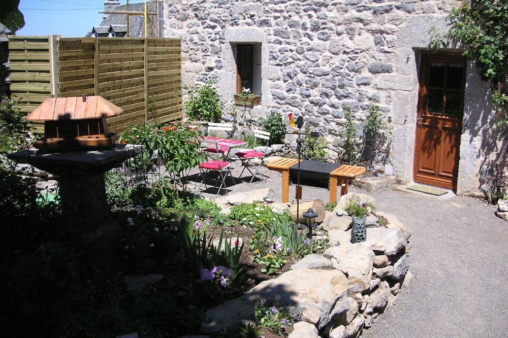 Lacalm Cottage | Gite Argences-en-Aubrac, 2 bedrooms, 4 persons