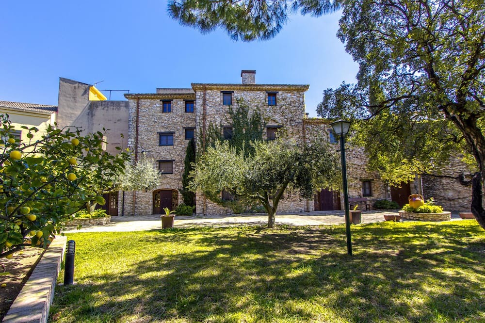 Santa Oliva Villa | Timeless Elegance near Barcelona, 14 min to beach