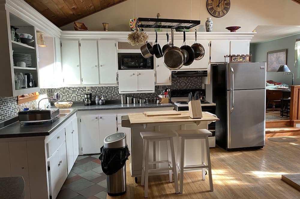 Belfast House | Cozy retreat in the Woods! 10 minutes to Belfast. 1 hour to Acadia. Pets OK.