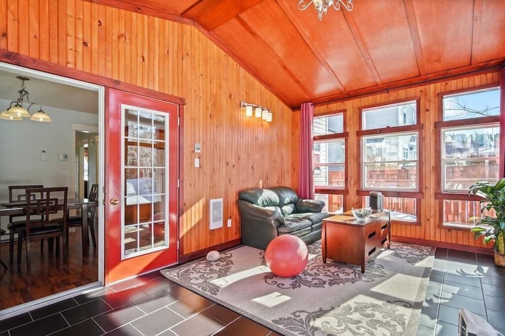 Paradise House | Peaceful Paradise -3 BDRM with beautiful Sunroom