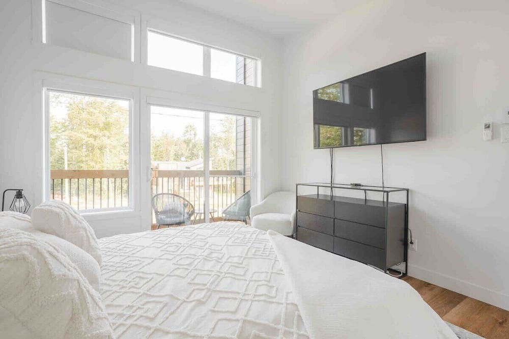Saint-Gabriel-de-Brandon House | Huge modern chalet with spa and lake access