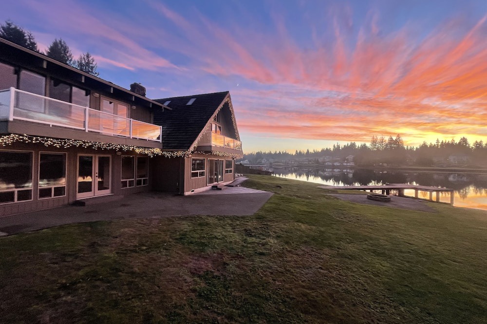Bonney Lake House | Lake Tapps Events House on the Bankers Island with Dock and Boat Launch