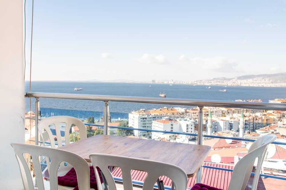 Konak Apartment | Lovely Flat in Konak with Sea View and Balcony
