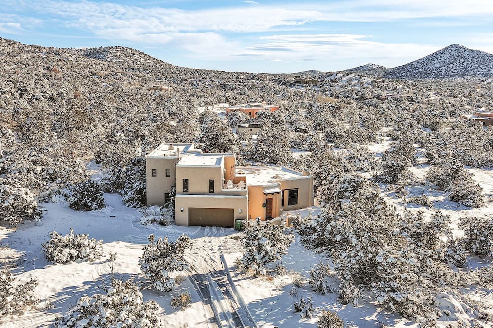 Canoncito House | Pet-Friendly Santa Fe Home w/ Balcony Near Trails!