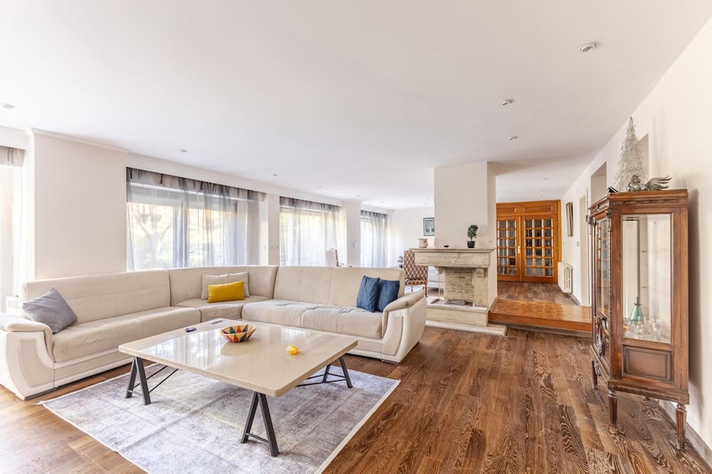 Arnavutkoy Apartment | Flat with Garden 10 min to Bebek Shore