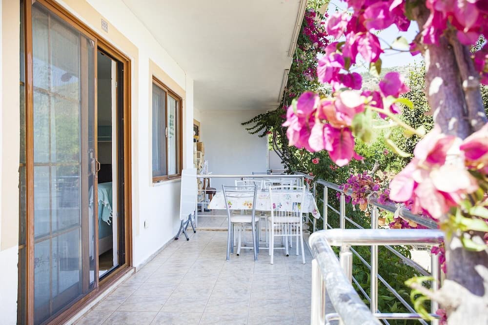 Palamutbuku Apartment | House w Balcony and Garden 1 min to Beach in Datca