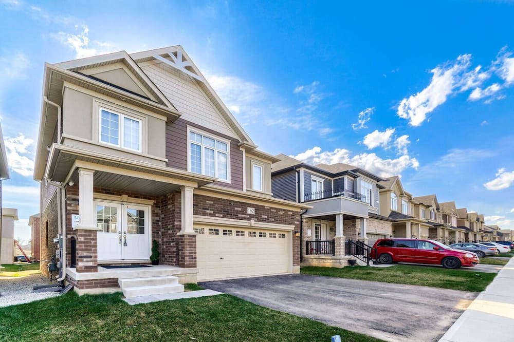 Brantford House | Spacious Comfort: 4 Bedroom Home For Modern Living