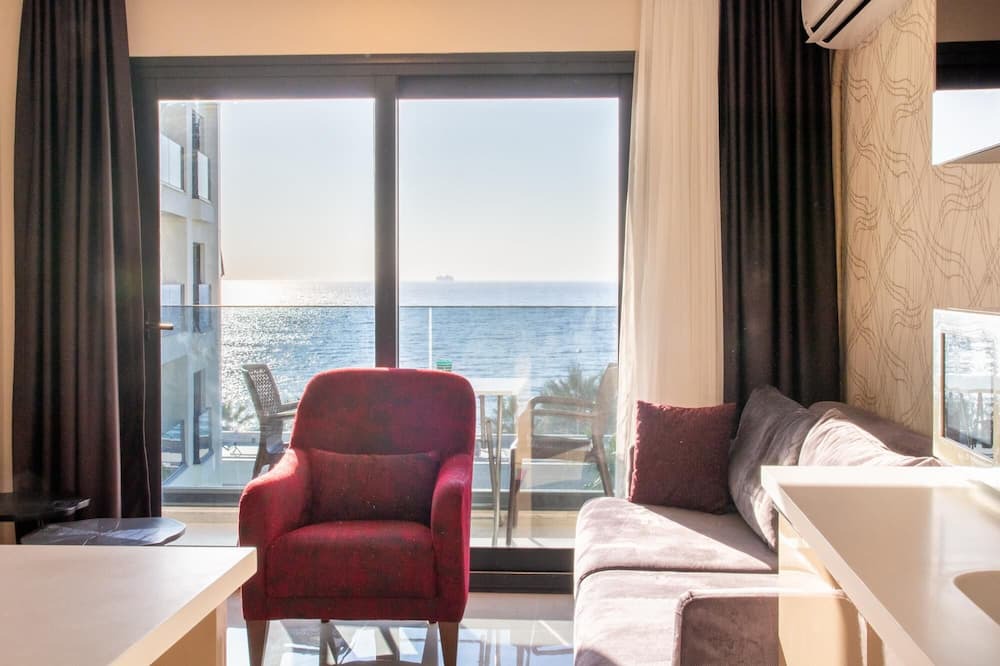 Kadnlar Denizi Mahallesi Apartment | Sea View Flat w Pool 1 min to Beach in Kusadasi
