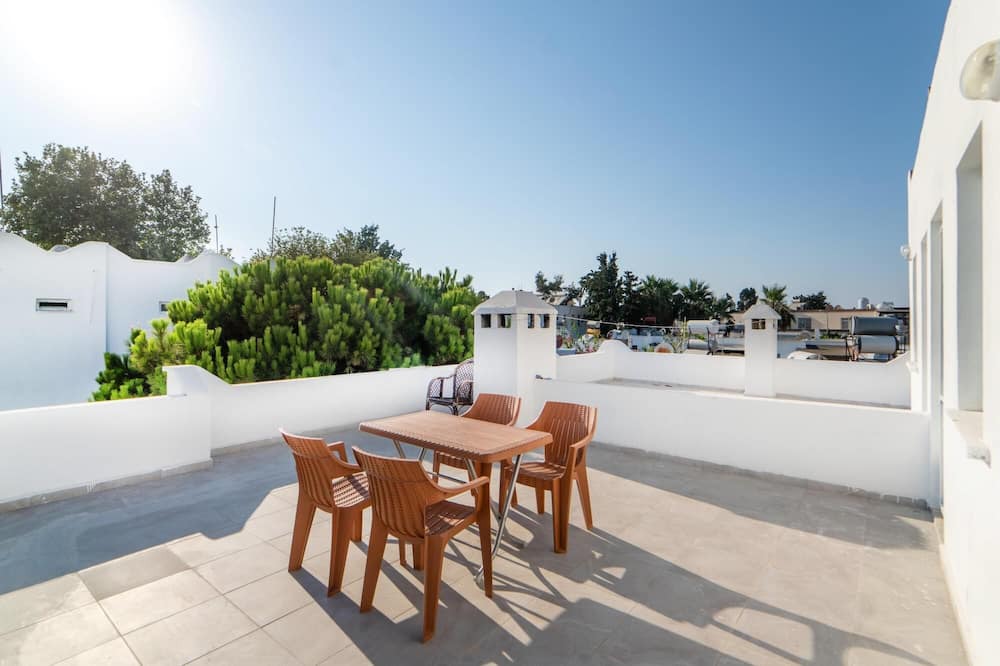 Turgutreis City Center Apartment | Charming Flat w Terrace 3 min to Beach in Bodrum