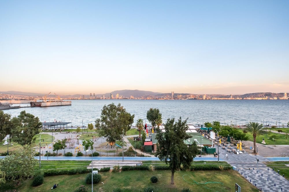Karsiyaka Apartment | Sleek Flat with Sea View Balcony 2 min to Coast