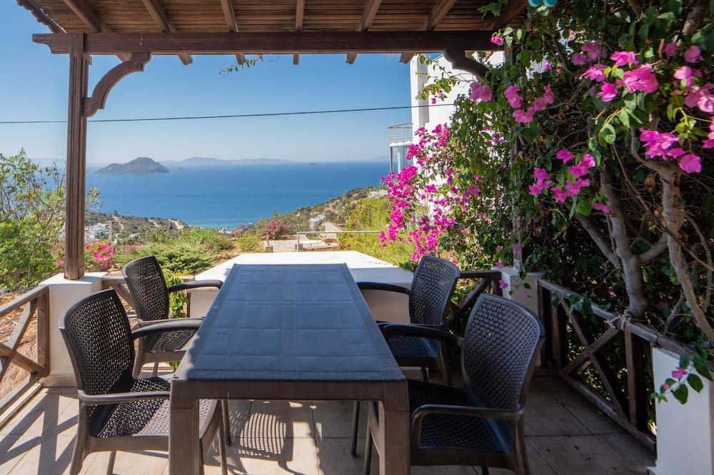 Dagbelen Villa | Stunning Sea View Villa w Garden, 5 min to Beach