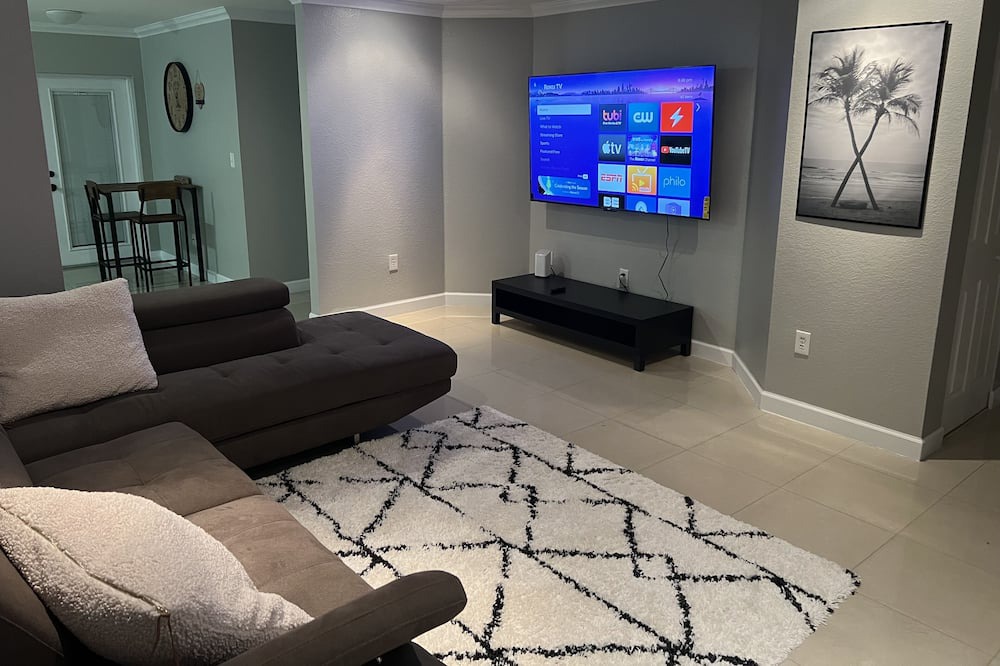 Princeton House | Beautiful 3 bedroom 2 bath room house with tons of amenities right outside Miami
