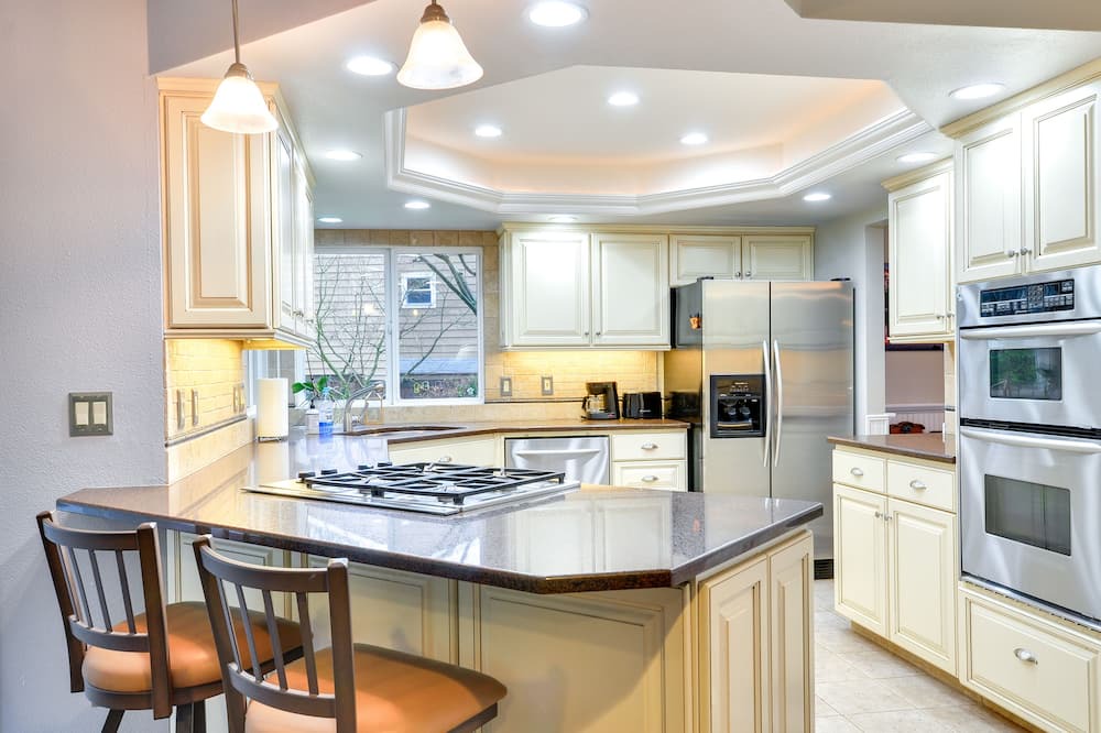 Cedar Hills House | Charming Portland Home: Yard, Deck & Fireplace!