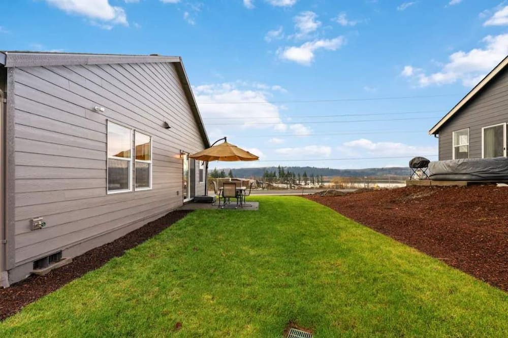 Carrolls House | Quiet Riverside Escape in Kalama