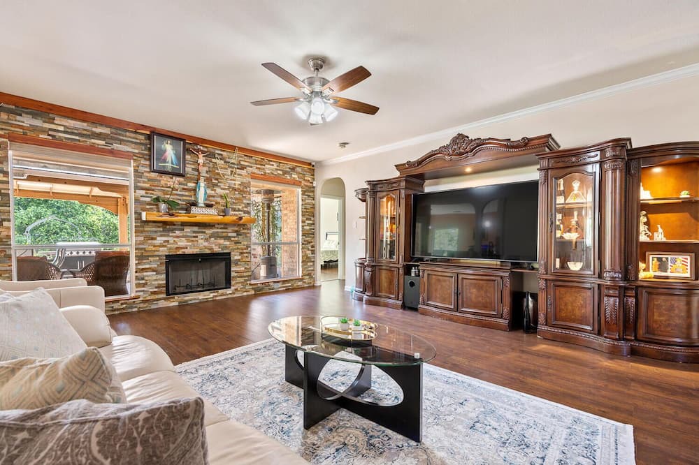 Helotes House | Absolutely gorgeous! 1/2+ acre corner lot w/ trees