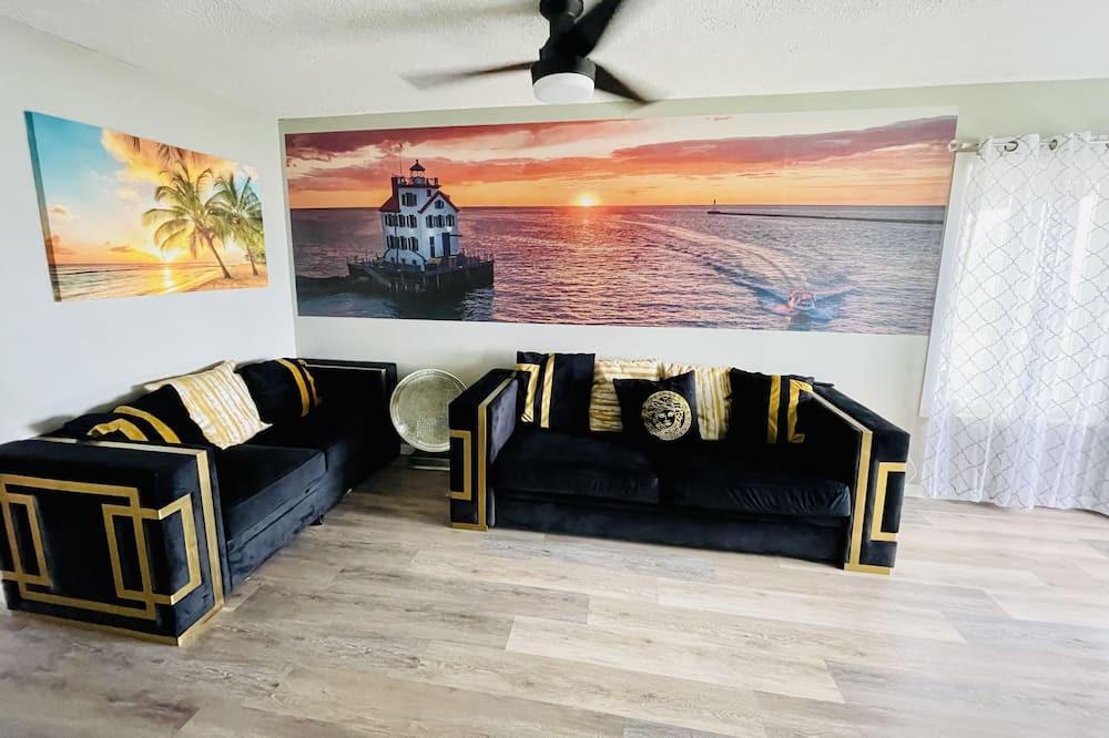Sheffield Lake Villa | Romantic/Fam Lake House Getaway Near by all attractions/ downtown and airport