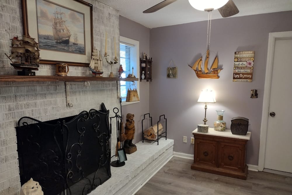 Dock Junction House | Shady Oaks Retreat Pet Friendly in the Heart of Brunswick