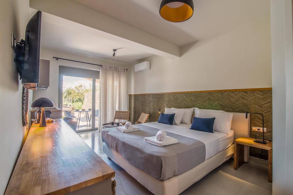 Episkopos House | Sea & Pool View Suite