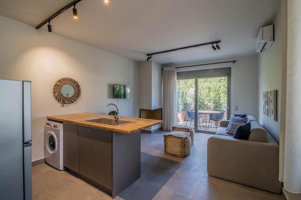 Episkopos House | One-Bedroom Suite Garden View