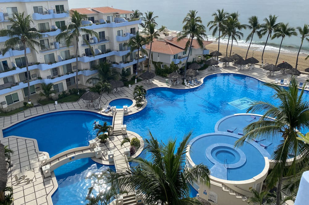 Fovissste Condo | Oceanfront Condo with Incredible Pool and Central Location