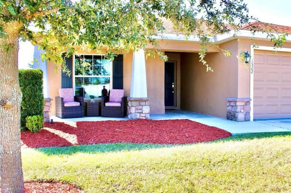 Auburndale House | Welcome Home! This Absolutely ,Beautifully maintained 4 bedroom 2 bathroom!