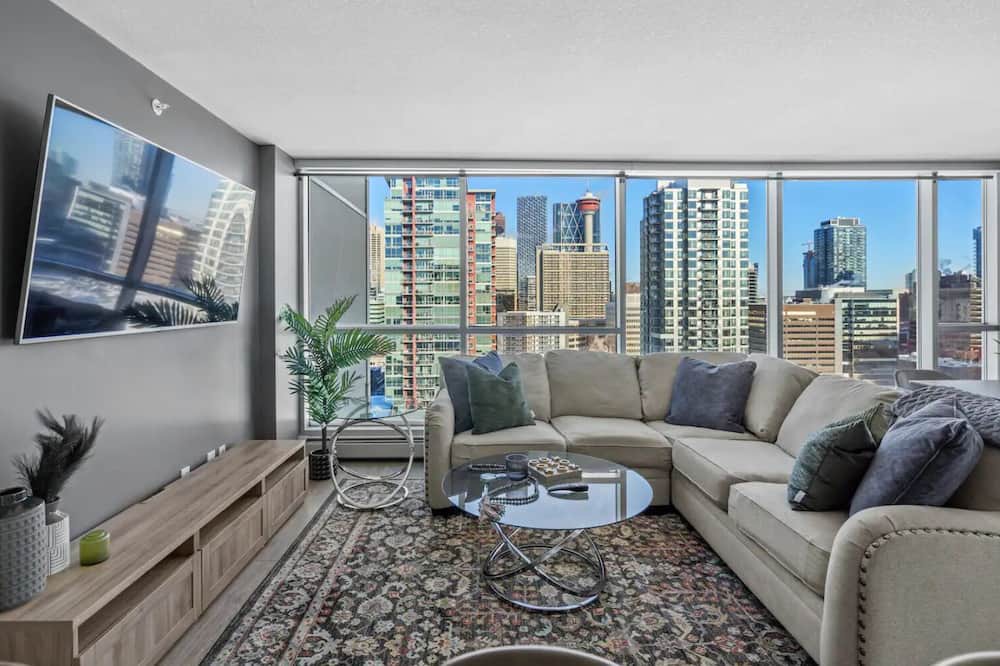 Beltline Apartment | King Bed , VIP 2 Bedroom, Walk to Saddledome , UG Stall , AC, Mins to Saddledome