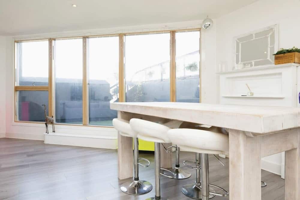 Guildford Apartment | Modern 2BR Apartment in Guildford