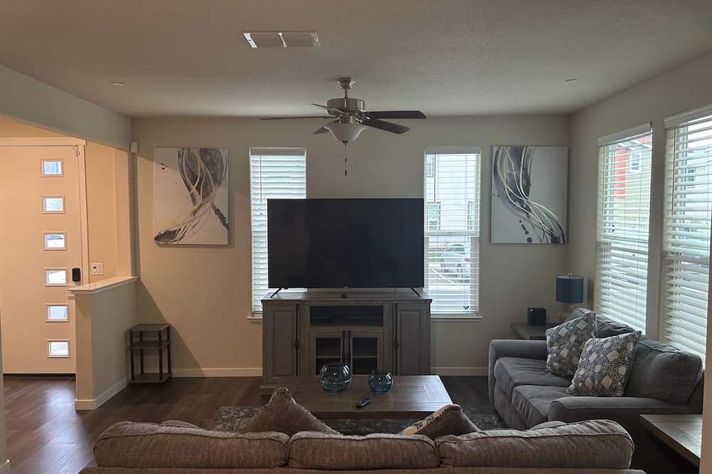 Hood House | Cheerful 3BR home in a nice quiet family community