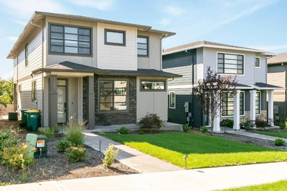 Troutdale House | Dottie Court near McMenamins Edgefield Resort