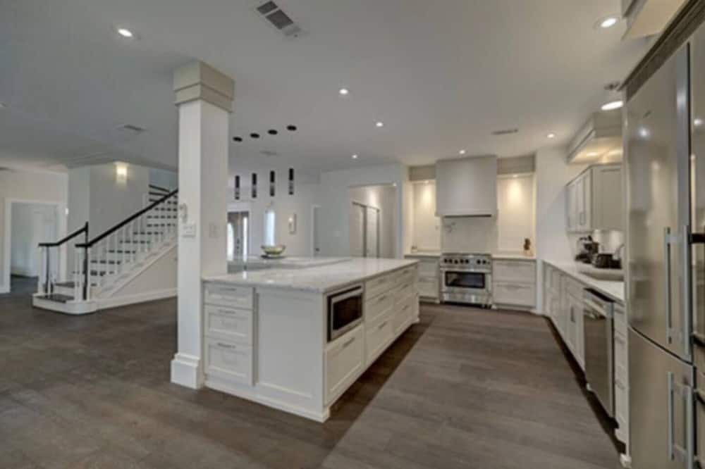 Atascocita House | Reduced! Lakeside Lake Houston. By IHA Airport. Colonial Modern