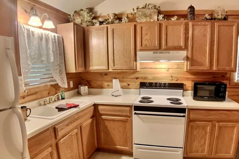 Eureka Springs Cabin | Wisteria Lane 4 Secluded, XL front porch, Spa Tub