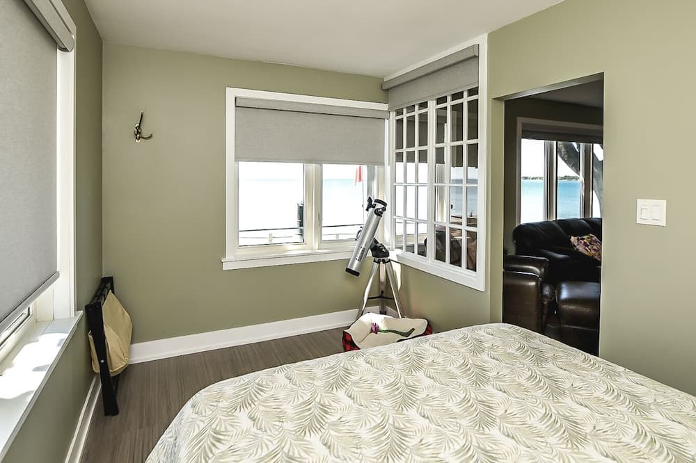 Hamilton Cottage | Cozy beach escape from the city! Enjoy a sandy beach retreat on Lake Erie!