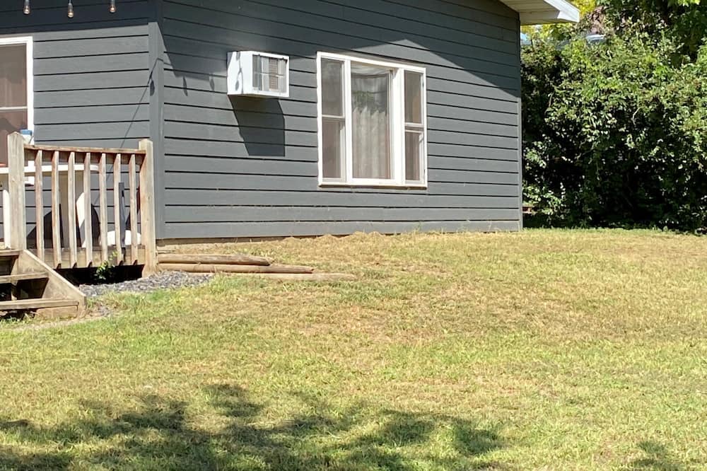 Bon Homme County Cabin | Cozy Cabin along Apple tree road with access to boat ramp for boating & fishing