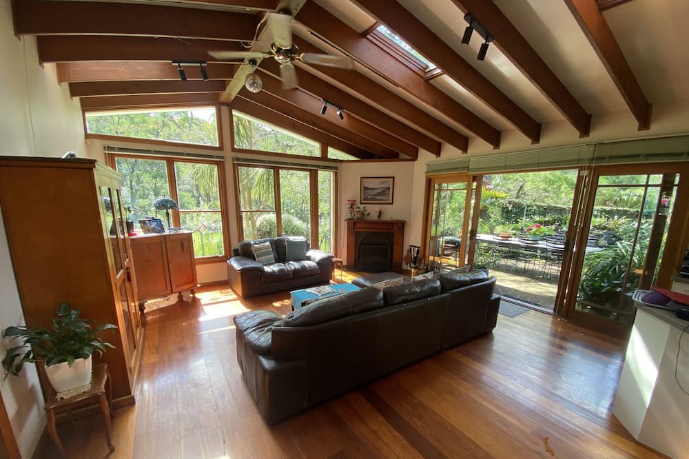 Frenchs Forest House | Spacious and Light Filled Home in a Bush Setting on Sydney's Northern Beaches