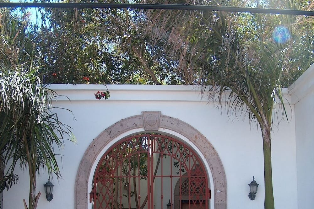Bahia Kino Apartment | TORTUGA STUDIO on the sea. Sweet, colorful and secure. Perfect for one or two.