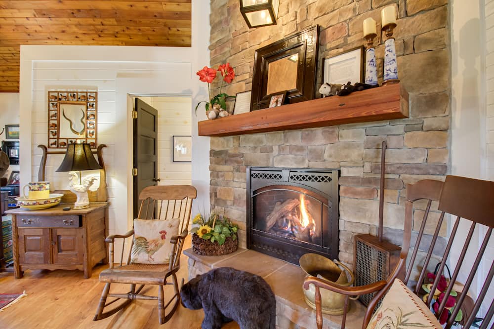 Roseland House | Remote ‘Possum Farmhouse’ Retreat on 10+ Acres!