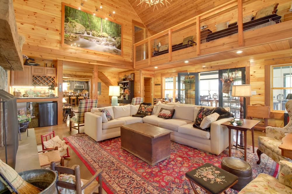 Roseland Villa | Expansive ‘Possum Trot Lodge’ on 10+ Acres!