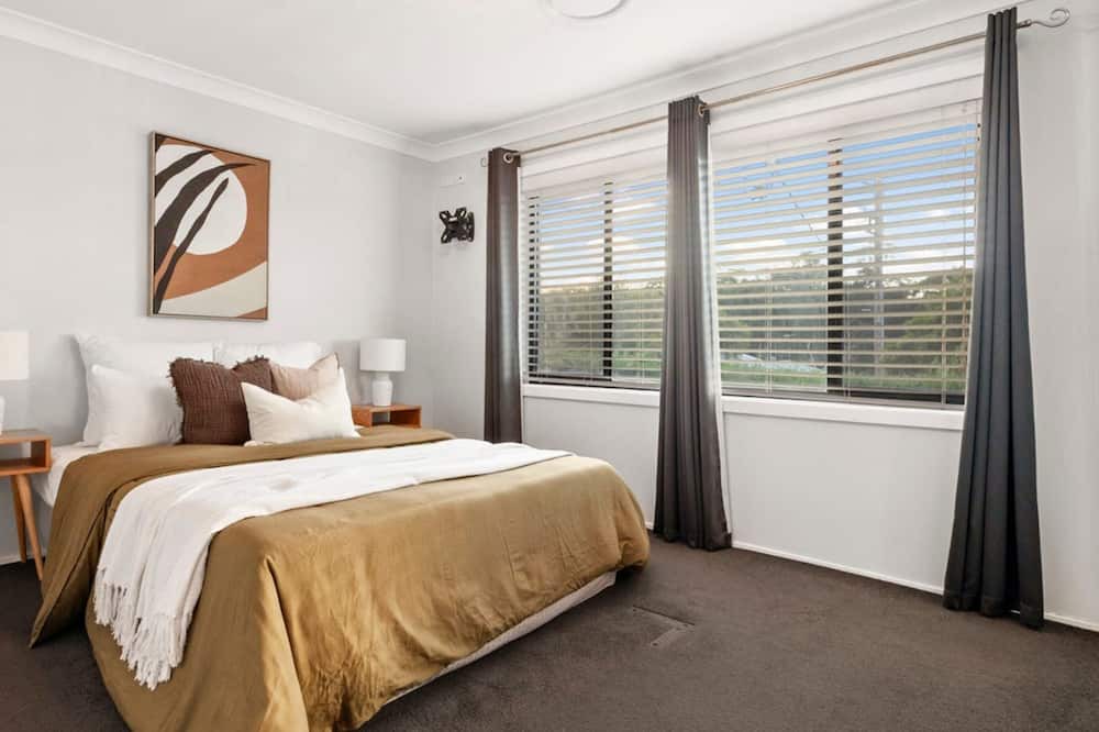 Elermore Vale House | Aries Abode - 3 Bedroom Newcastle Boutique Accomodation