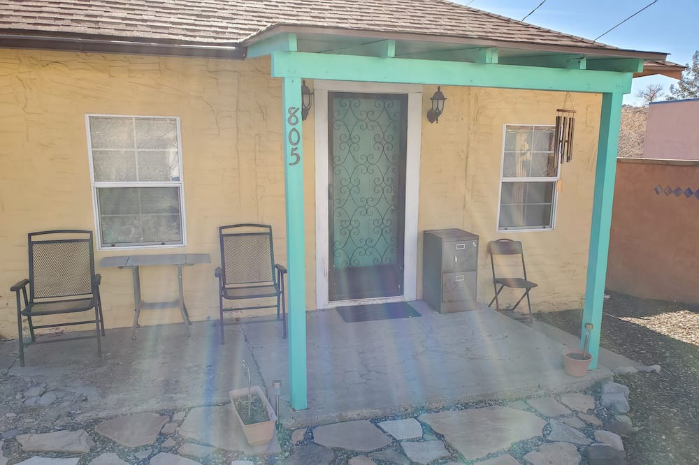 Tyrone House | Cozy cottage in Silver City historic district. 5 minute walk to downtown & WNMU!