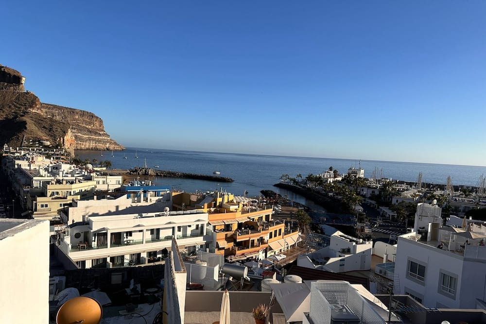 Lomo Quiebre Apartment | A tastefully designed apartment with a private balcony overlooking the harbour.